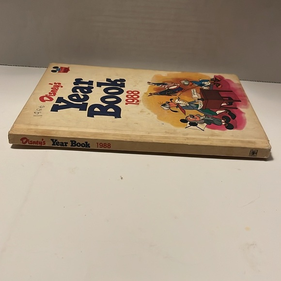 1988 Disney year book - Picture 5 of 7